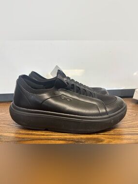 OOFOS MEN’S SLIP-ON LEATHER SHOE